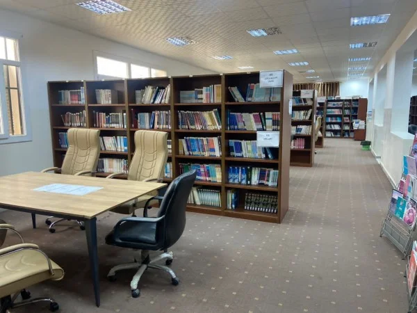 جولة رئيس الجامعة في المكتبة المركزية