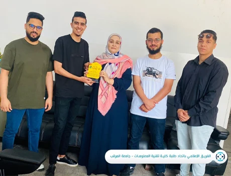 تكريم السيدة وكيلة الشؤون العلمية بالجامعة من قبل اتحاد كلية تقنية المعلومات
