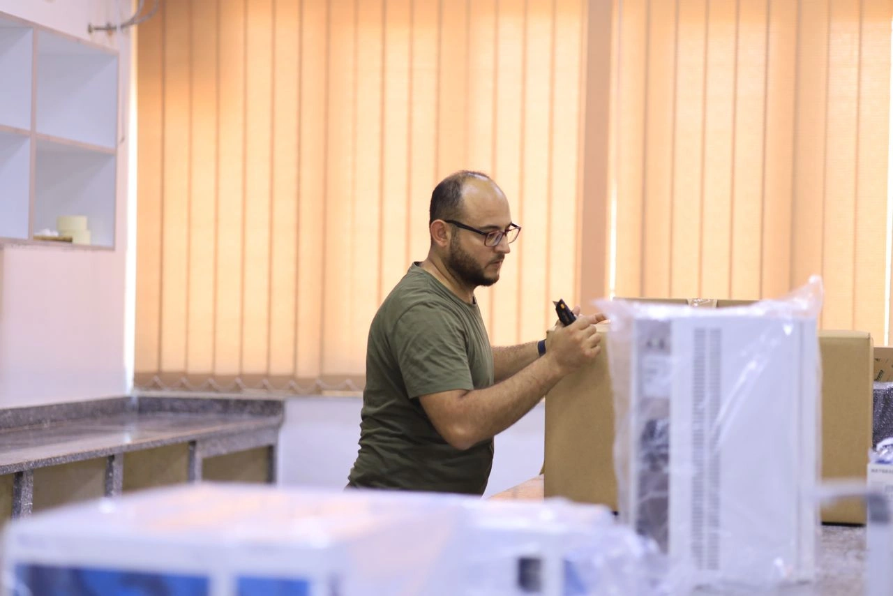 الشروع في تركيب معامل كليتي الطب البشري والصيدلة