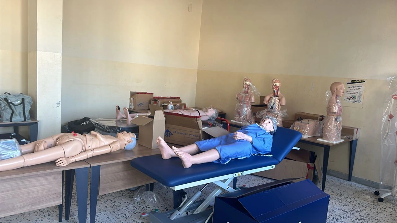 الشروع في تركيب معامل كليتي الطب البشري والصيدلة