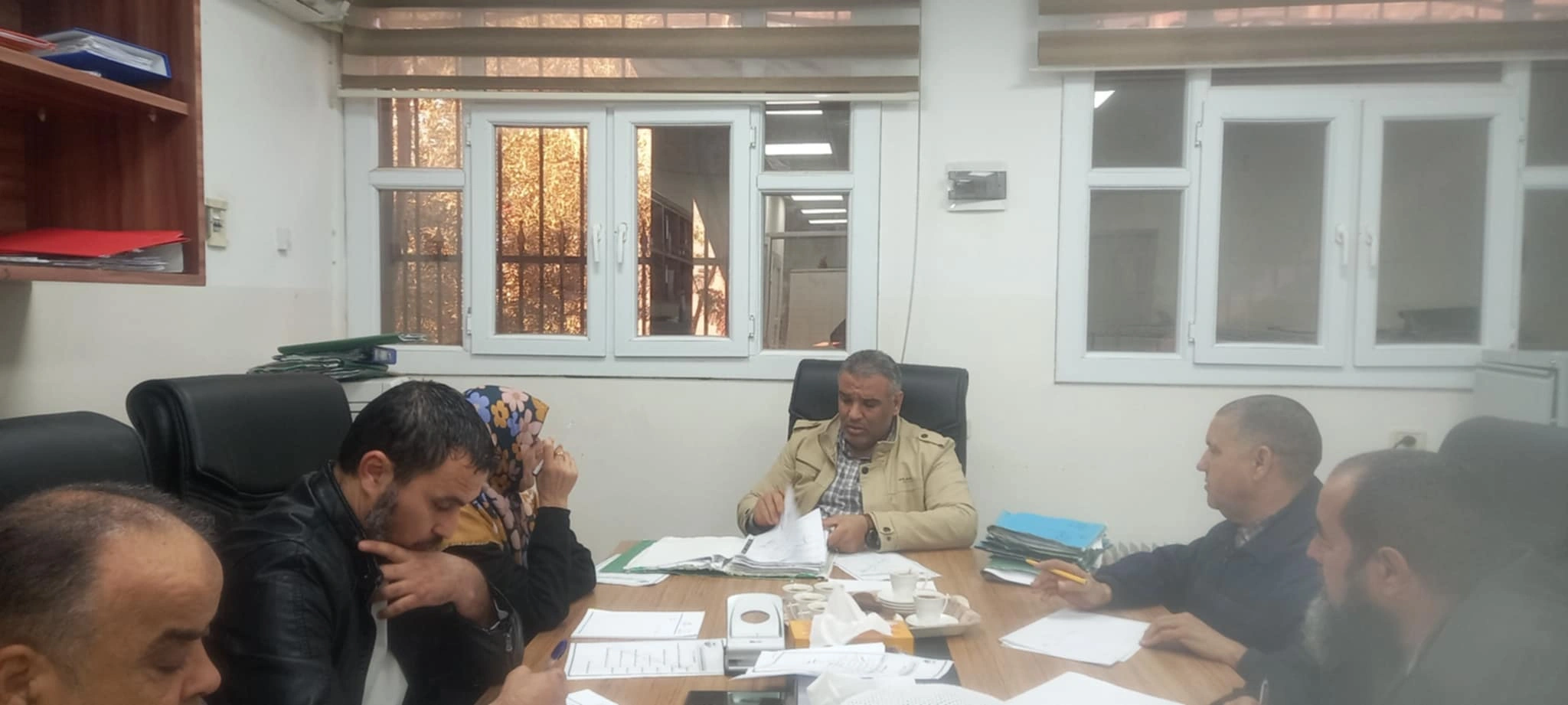عقد السيد رئيس لجنة شؤون الموظفين أ. طارق الأعوج الكاتب العام بالجامعة الاجتماع الأول لسنة 2025 م صباح يوم الإثنين الموافق 27 / 01 / 2025 م بقاعة اجتماعات مكتب الشؤون الإدارية بالإدارة العامة للجامعة. بحضور السادة أعضاء اللجنة نوقش خلال الإجتماع بعض البنود كان أبرزها تسوية أوضاع بعض الموظفين من حيث الدرجة الوظيفية واتمام بعض إجراءات الوظيفة وتغيير الصفة من معيد إلى موظف وغيرها من الشؤون الوظيفية.