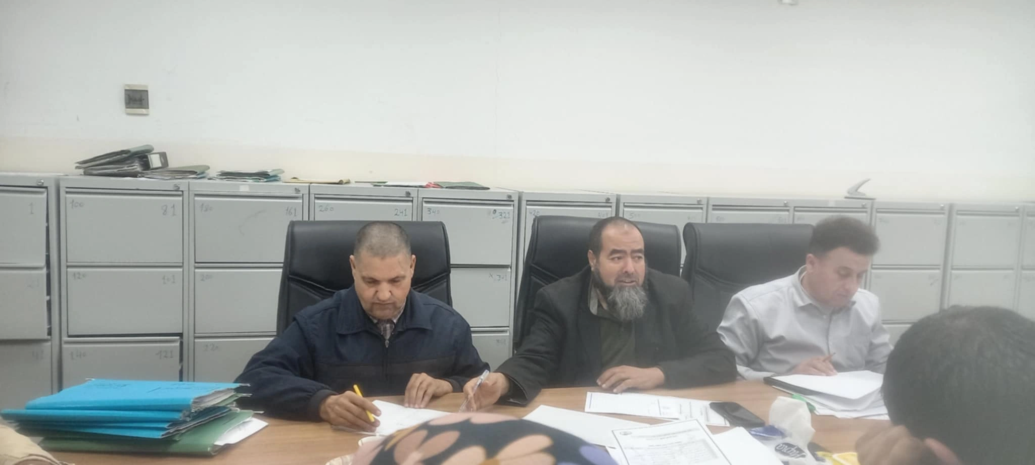 عقد السيد رئيس لجنة شؤون الموظفين أ. طارق الأعوج الكاتب العام بالجامعة الاجتماع الأول لسنة 2025 م صباح يوم الإثنين الموافق 27 / 01 / 2025 م بقاعة اجتماعات مكتب الشؤون الإدارية بالإدارة العامة للجامعة. بحضور السادة أعضاء اللجنة نوقش خلال الإجتماع بعض البنود كان أبرزها تسوية أوضاع بعض الموظفين من حيث الدرجة الوظيفية واتمام بعض إجراءات الوظيفة وتغيير الصفة من معيد إلى موظف وغيرها من الشؤون الوظيفية.