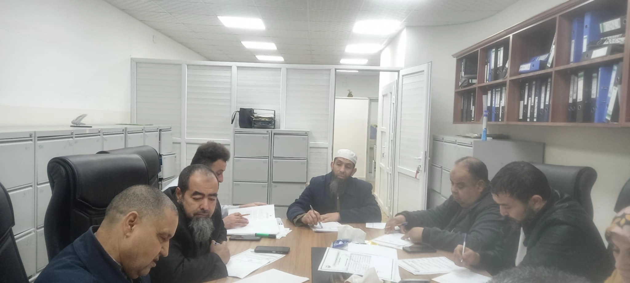عقد السيد رئيس لجنة شؤون الموظفين أ. طارق الأعوج الكاتب العام بالجامعة الاجتماع الأول لسنة 2025 م صباح يوم الإثنين الموافق 27 / 01 / 2025 م بقاعة اجتماعات مكتب الشؤون الإدارية بالإدارة العامة للجامعة. بحضور السادة أعضاء اللجنة نوقش خلال الإجتماع بعض البنود كان أبرزها تسوية أوضاع بعض الموظفين من حيث الدرجة الوظيفية واتمام بعض إجراءات الوظيفة وتغيير الصفة من معيد إلى موظف وغيرها من الشؤون الوظيفية.