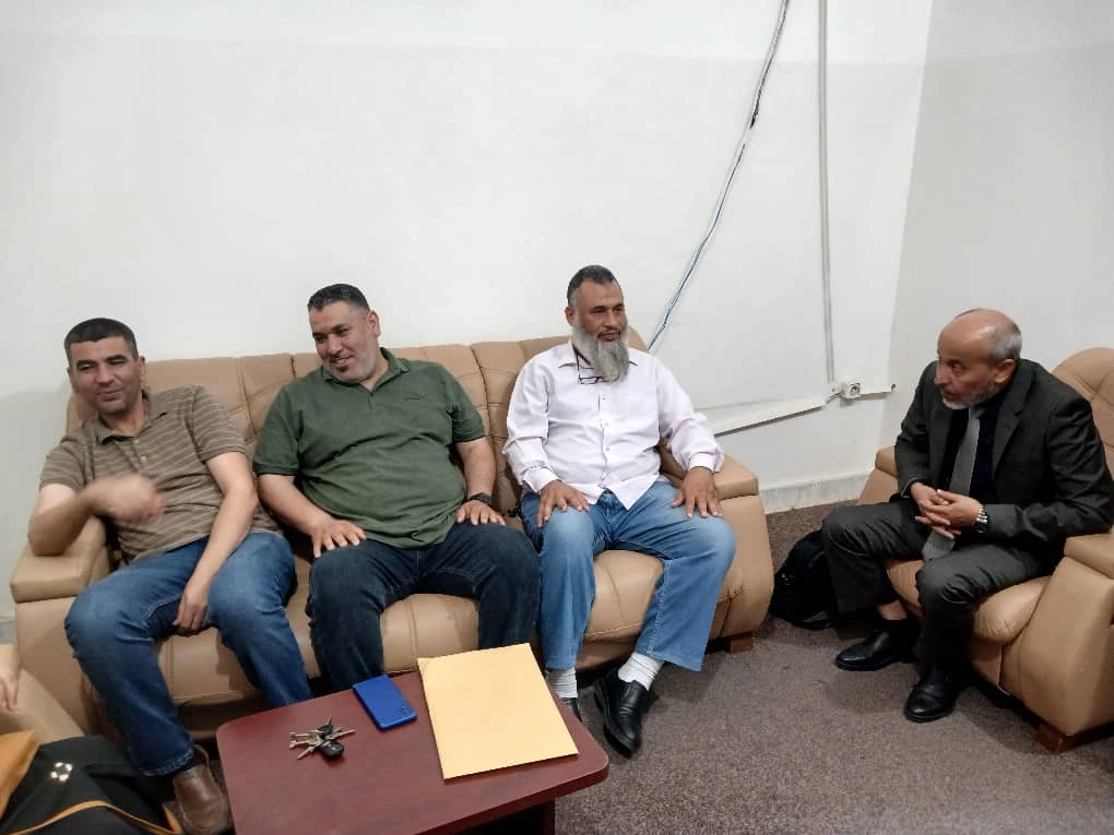 زيارة مدير إدارة ضمان الجودة بالجامعة رفقة أعضاء مجلس الجودة لبعض كليات الجامعة